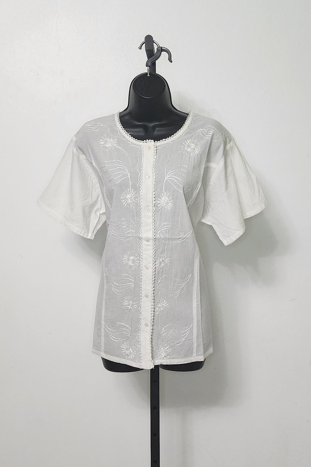 Camisa con botones manga corta, cuello U, bordada.