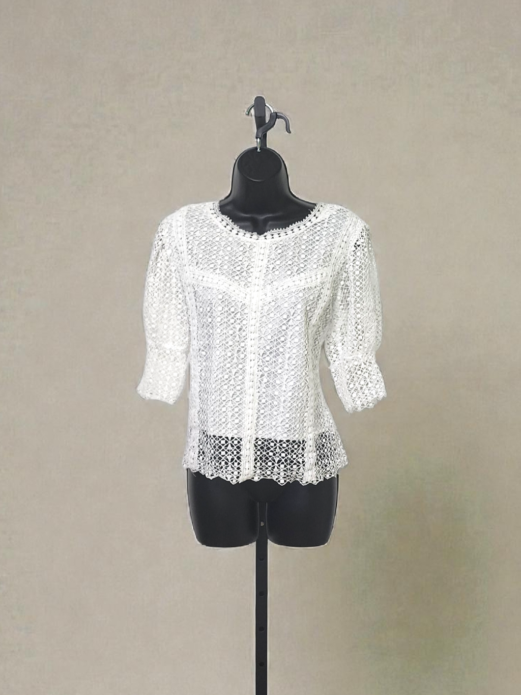 Blusa manga 3/4, toda encaje.