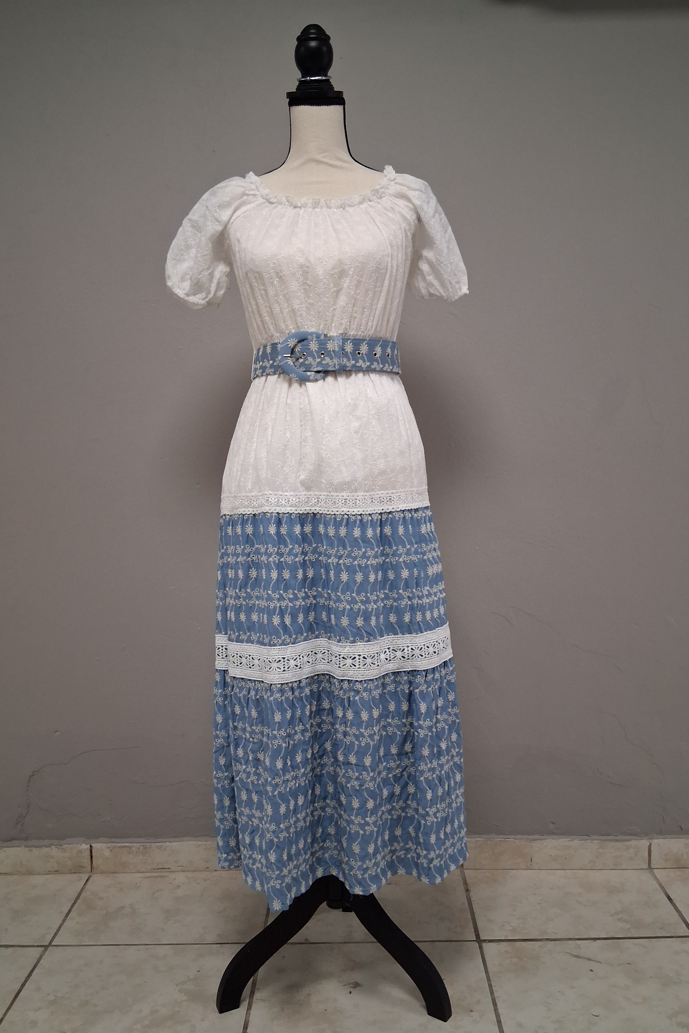 Traje largo, manga corta, con puntilla. Blanco y Azul claro.