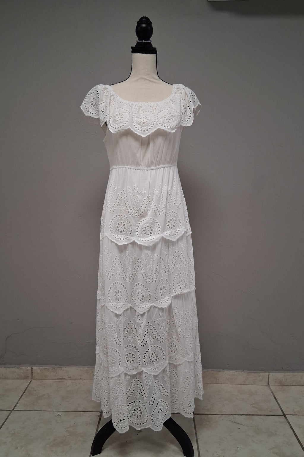 Traje largo, manga corta, con puntilla.