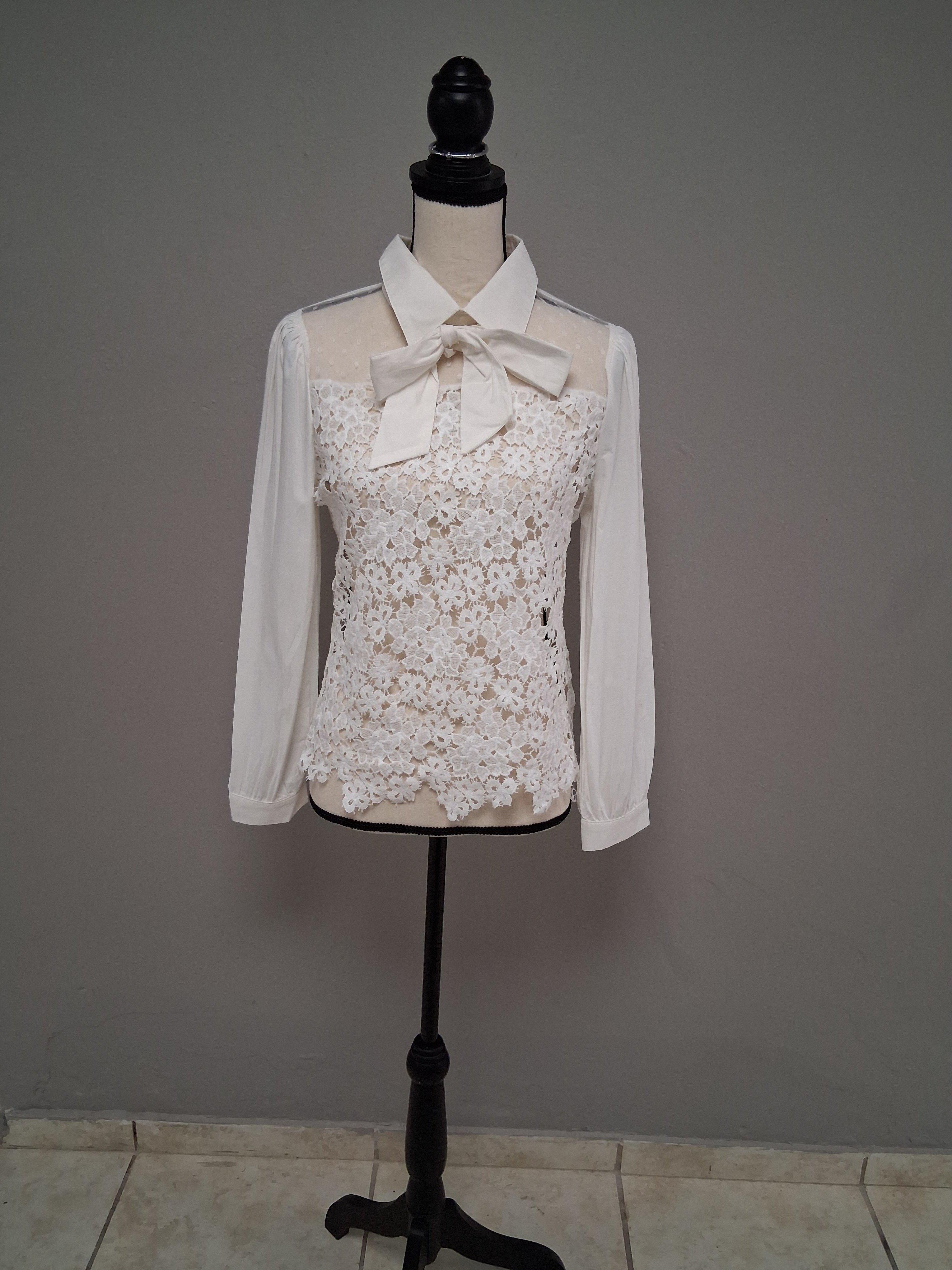 Blusa manga larga, encaje y laso