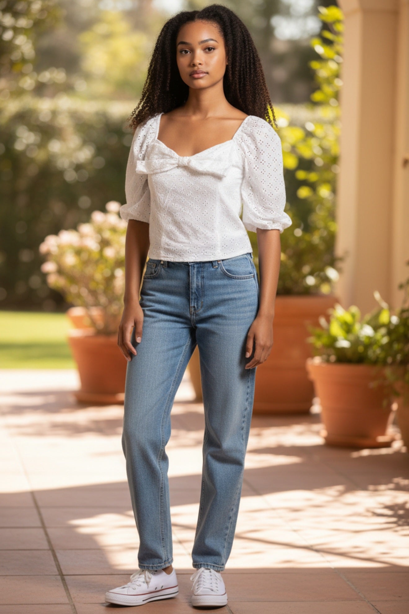 Blusa manga corta, con encaje y lazo en el pecho.