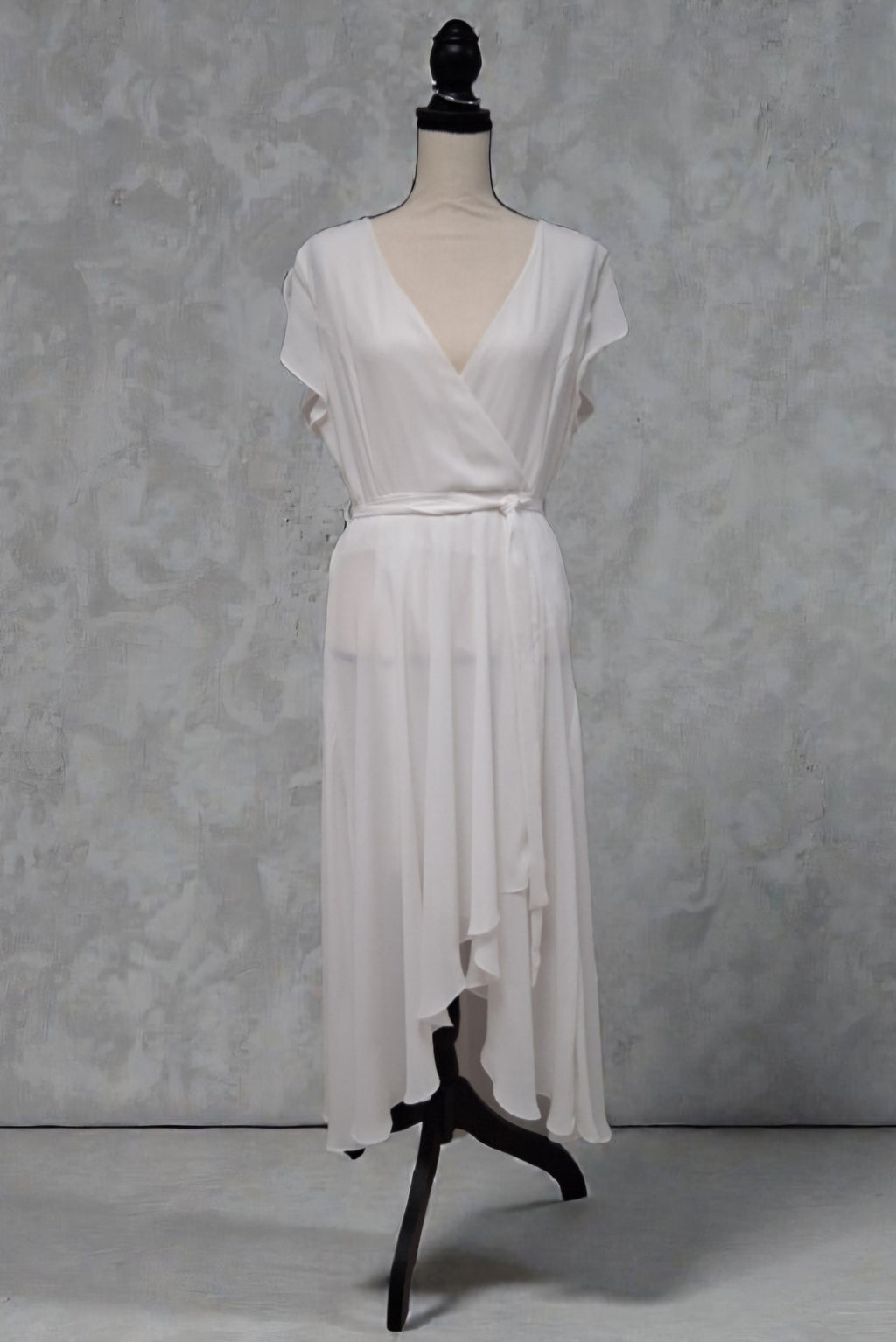 Traje con cinturón, manga corta, cuello V pronunciado