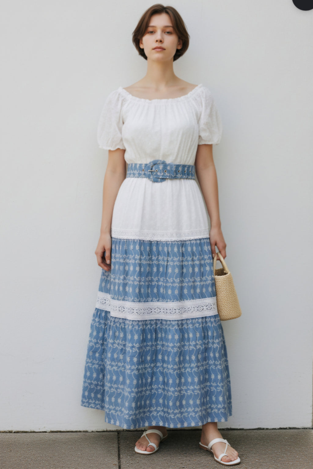 Traje largo, manga corta, con puntilla. Blanco y Azul claro.