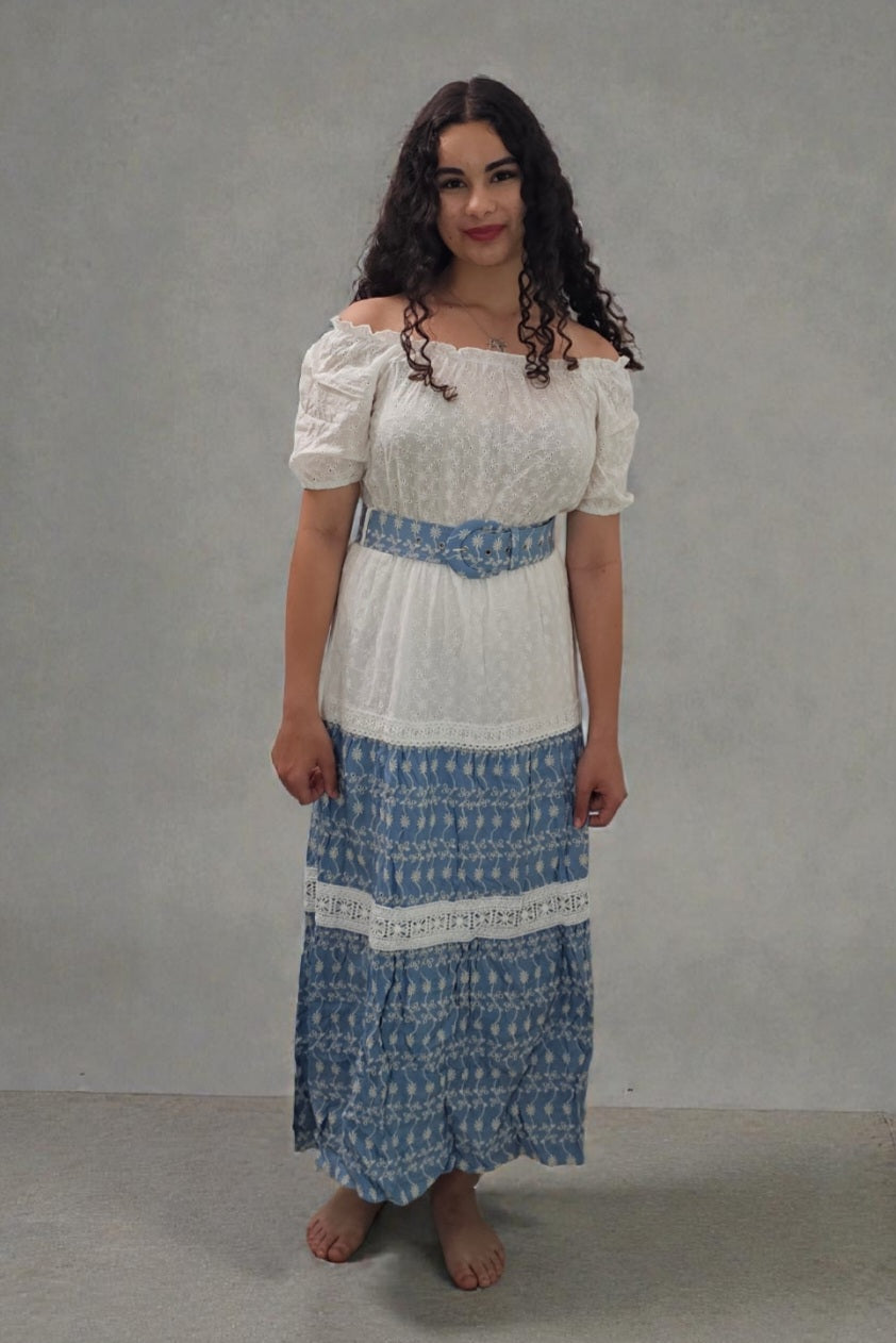 Traje largo, manga corta, con puntilla. Blanco y Azul claro.