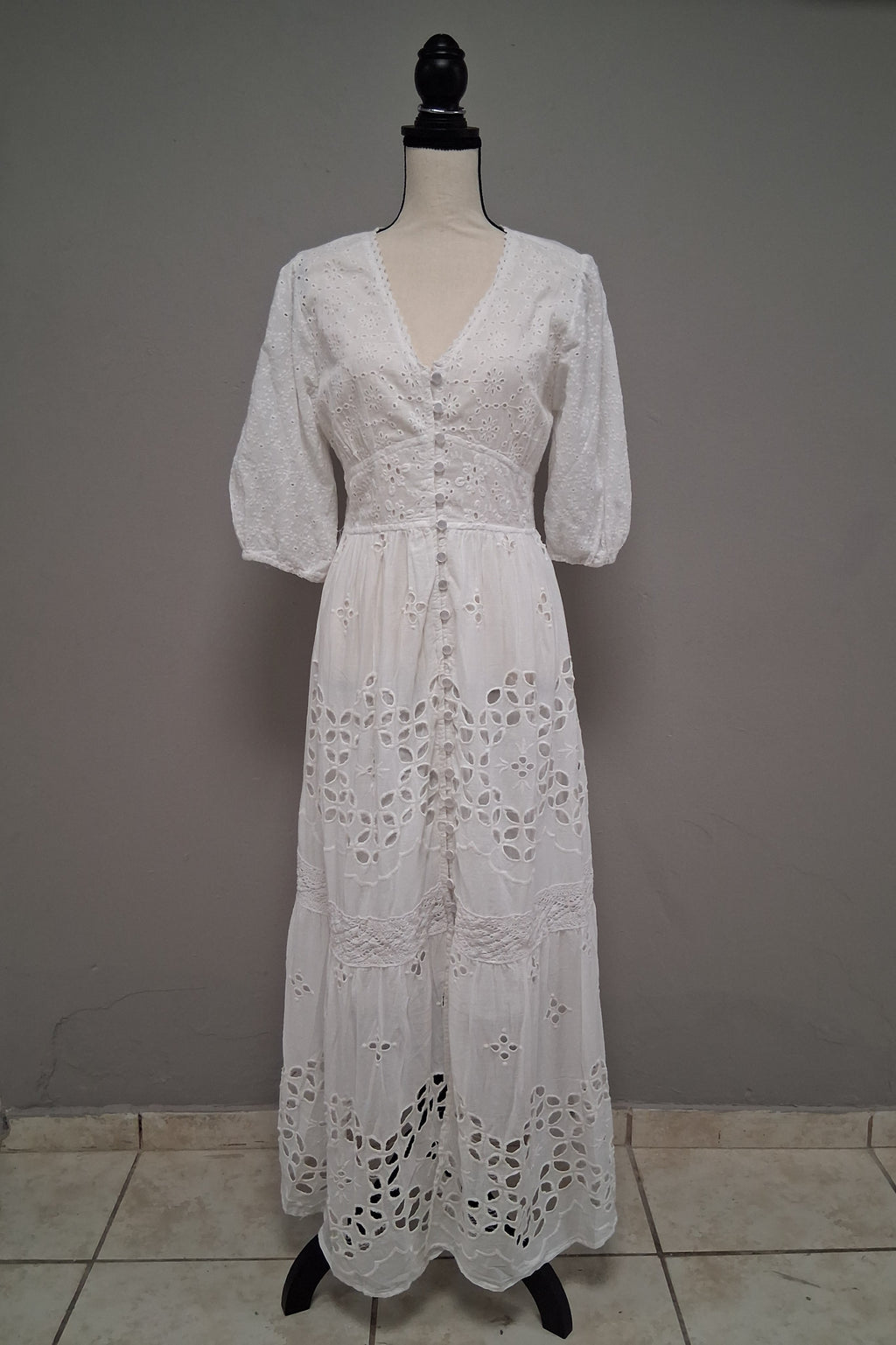 Traje m. 3/4, con botones y en cuello V