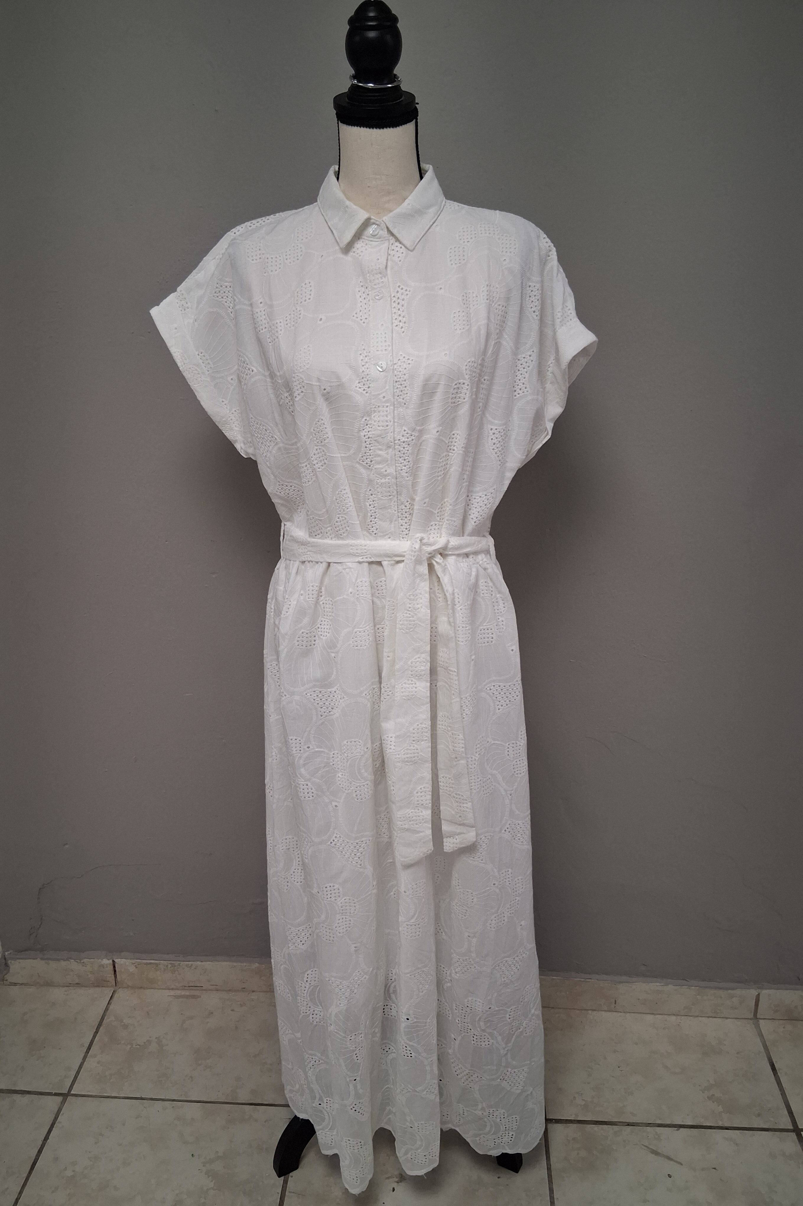 Traje largo, manga corta, cuello y botones.