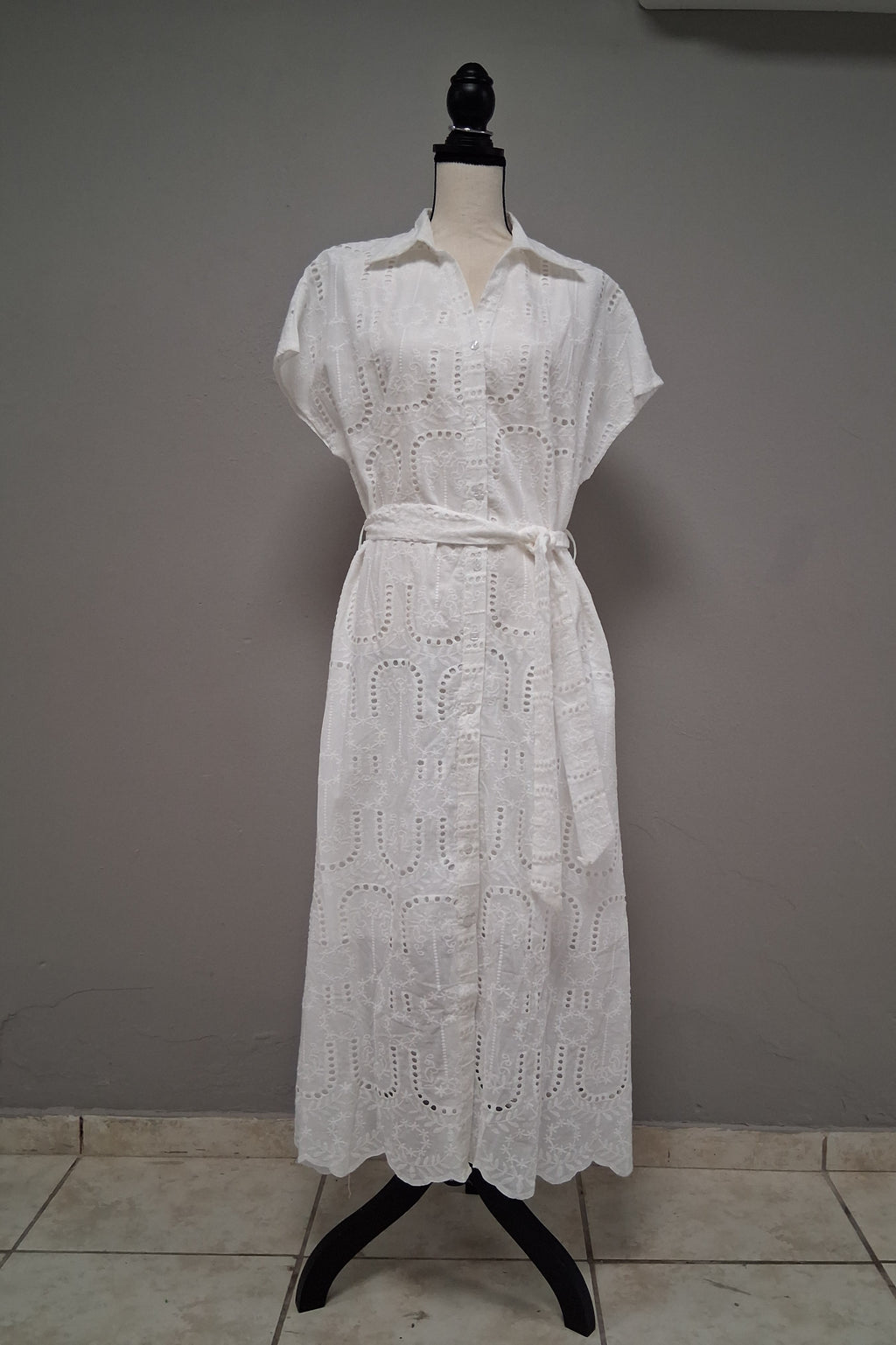 Traje largo, manga corta, cuello chino y botones.