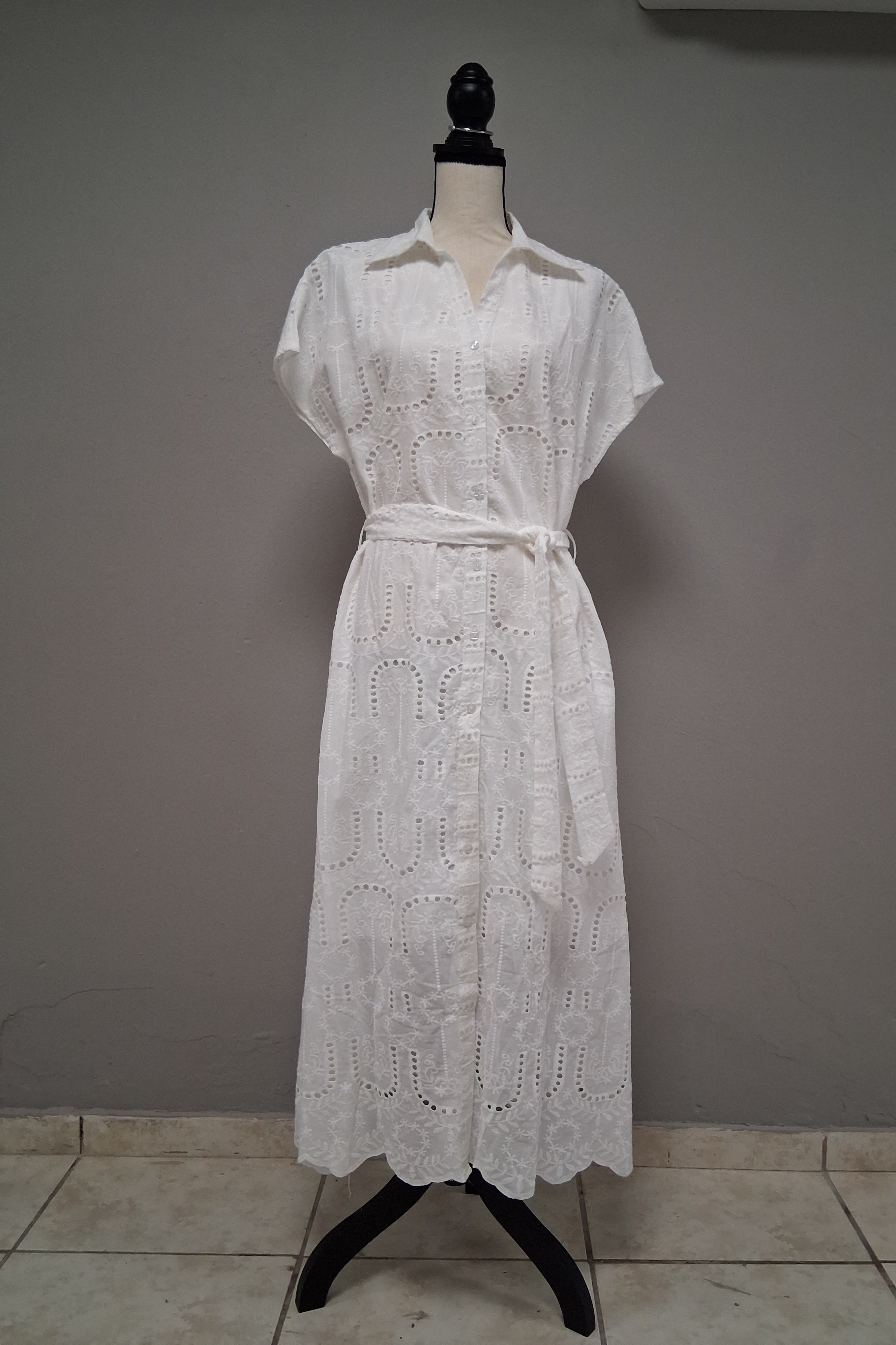 Traje largo, manga corta, cuello chino y botones.