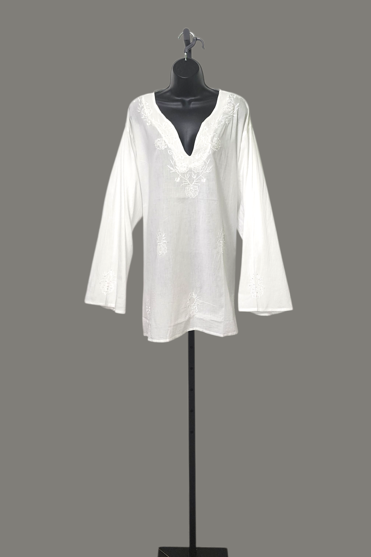 Blusa manga larga, cuello V, bordada